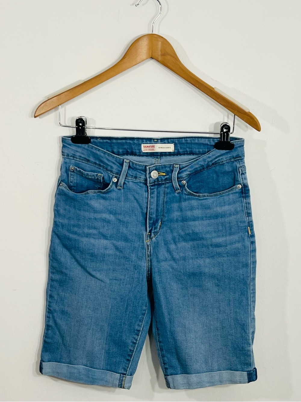 Signature Levi Strauss Bermuda Shorts Jeans Mid Rise Classic Summer Everyday